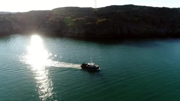 Bekijk above schip op wateroppervlak op Stts Dalniye Zelentsy in de Barentsz-zee. — Stockvideo