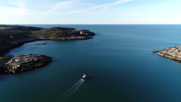 Visa ovanifrån fartyget på vattenytan på Stts Dalniye Zelentsy i Barents hav. — Stockvideo