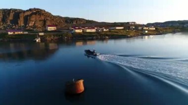 Barents Denizi 'ndeki Stts Dalniye Zelentsy' de su yüzeyindeki insanlar.