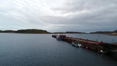 Yukarıda iskele başladığın Dalniye Zelentsy Barents Denizi'nde su yüzeyine üzerinde göster.