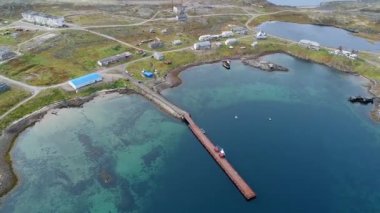 Yukarıda iskele başladığın Dalniye Zelentsy Barents Denizi'nde su yüzeyine üzerinde göster.