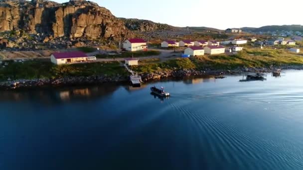 Personas en barco en la superficie del agua en Stts Dalniye Zelentsy en el mar de Barents. — Vídeos de Stock