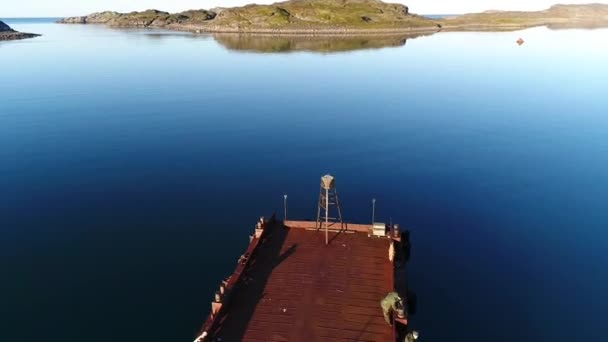 Visa ovanifrån wharf på vattenytan på Stts Dalniye Zelentsy i Barents hav. — Stockvideo
