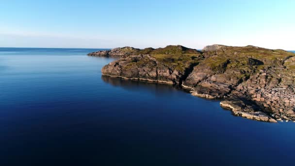 Blick von oben auf die Landschaft von stts dalniye zelentsy in der Barentssee. — Stockvideo