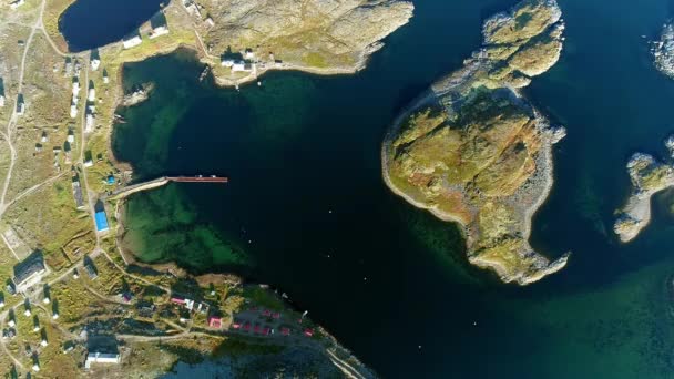 Naturaleza tranquila disparos multicopter de Stts Dalniye Zelentsy en el mar de Barents . — Vídeos de Stock