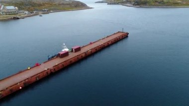 Yukarıda iskele başladığın Dalniye Zelentsy Barents Denizi'nde su yüzeyine üzerinde göster.