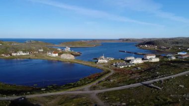 Barents Denizi'nde başladığın Dalniye Zelentsy için terk edilmiş küçük şehir.