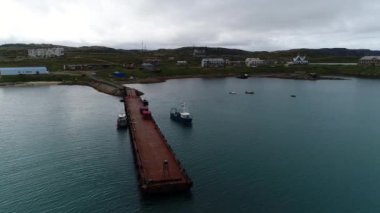 Yukarıda iskele başladığın Dalniye Zelentsy Barents Denizi'nde su yüzeyine üzerinde göster.