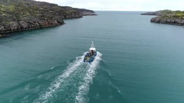 Barents Denizi 'ndeki Stts Dalniye Zelentsy' de su yüzeyindeki insanlar.