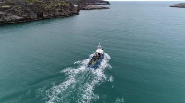 Barents Denizi 'ndeki Stts Dalniye Zelentsy' de su yüzeyindeki insanlar.