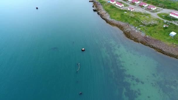 Estação para mergulho Dalniye Zelentsy em Barents Vista aérea do mar. — Vídeo de Stock