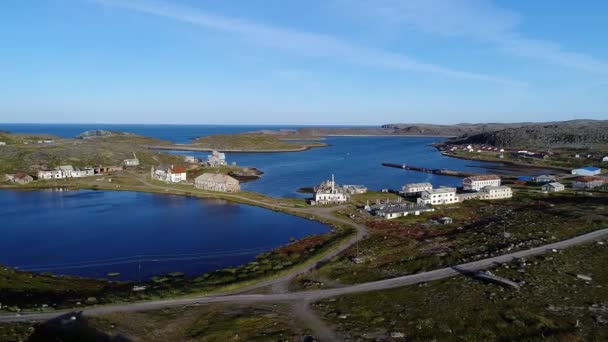 Opuštěné malé město na STT Dalniye Zelentsy v Barentsově moři. — Stock video