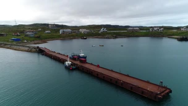 View from above wharf on water surface on Stts Dalniye Zelentsy in Barents Sea. — Stock Video