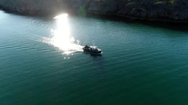 バレンツ海の Stt Dalniye Zelentsy 水表面に船の上から見る. — ストック動画