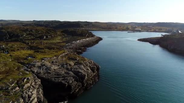 Vista desde la superficie del agua sobre Stts Dalniye Zelentsy en el Mar de Barents . — Vídeo de stock