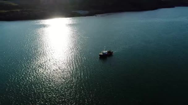 View from above ship on water surface on Stts Dalniye Zelentsy in Barents Sea. — Stock Video