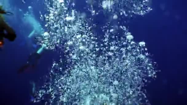 Bara bubblor av vatten underwater blå lagunen i havet. — Stockvideo