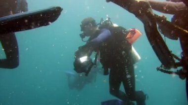 Dalgıç ve film kamera operatörü Grup yapmak bir video undwewater.