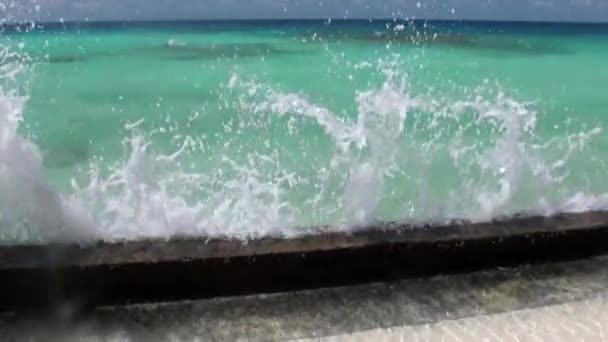 Eau claire de l'océan azur sur fond de littoral et de nuages blancs . — Video