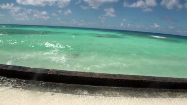 Čistá voda azurové moře, v pozadí pobřeží a bílé mraky. — Stock video