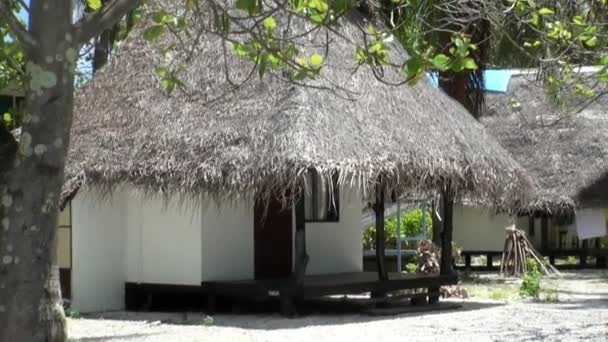 Bungalow en la costa del Océano Pacífico . — Vídeos de Stock