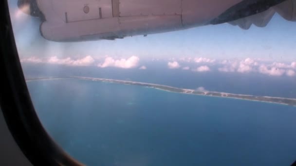 Okyanus kıyısında uçağın penceresinden görüntülemek. — Stok video