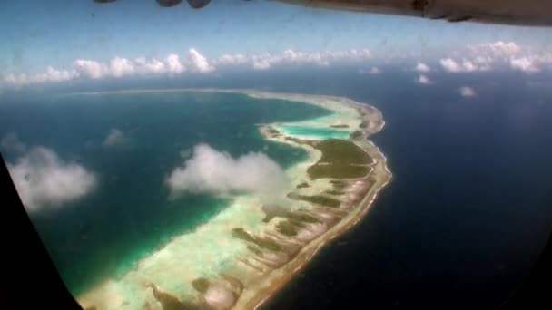 Uitzicht vanuit het raam van het vliegtuig op Oceaan kust. — Stockvideo