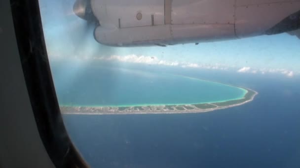 Utsikt från fönstret i flygplan på havet kusten. — Stockvideo