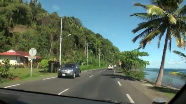 Pohled z jedoucího auta na silnici poblíž pobřeží oceánu. — Stock video