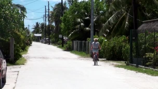 Frau fährt mit Fahrrad auf Straße. — Stockvideo