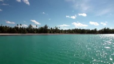 Kum plaj ve palmiye ağaçları okyanus arka plan üzerinde hareketli bir tekneden görüntülemek.