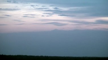 Sızıntı kepçesi askıya alınmış kargo yangın helikopteri rezervuardan uçuyor..