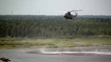 Kargo ateş helikopter askıya alınmış Dolusavak kepçe ile su deposu alır..
