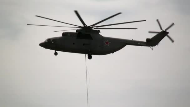 Nákladní požární helikoptéra se zavěšenou sběrnicí přelévání odlétá z nádrže. — Stock video