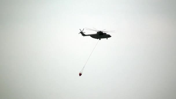 Sızıntı kepçesi askıya alınmış kargo yangın helikopteri rezervuardan uçuyor.. — Stok video