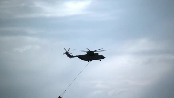 悬挂式溢洪道钢包的货火直升机从水库取水. — 图库视频影像