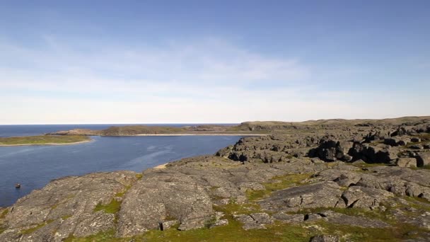 Tystnad och vatten yta på Stts Dalniye Zelentsy i Barents hav. — Stockvideo