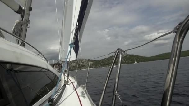 Ponte di uno yacht bianco con una corda blu nell'oceano . — Video Stock