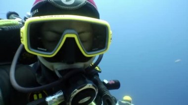 Kamera undwewater dalgıç maskesi olarak görünüyor.