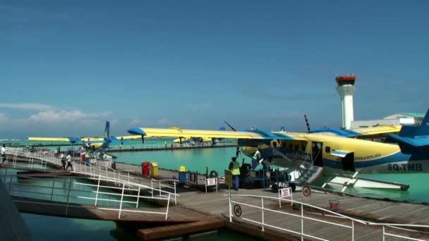马尔代夫 印度洋 2017年9月12日 黄蓝水上飞机在海洋背景水面的码头附近 为游客提供的水和空运服务 — 图库视频影像