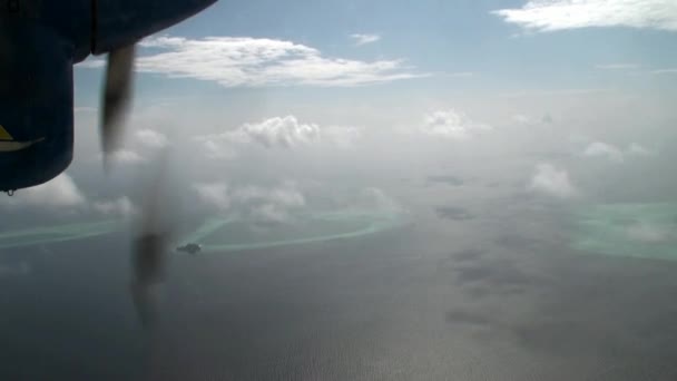 Śrubę płaszczyzny żółto niebieskie obroty na tle oceanu. — Wideo stockowe