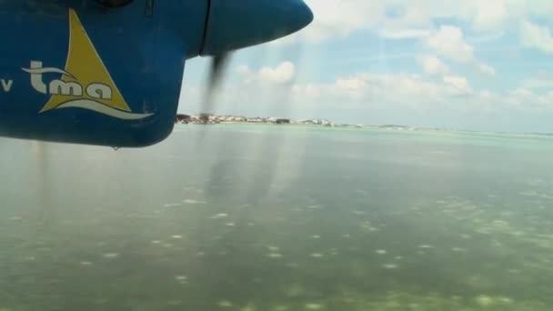 바다의 배경에 노란색-파란색 비행기의 스크류 회전. — 비디오