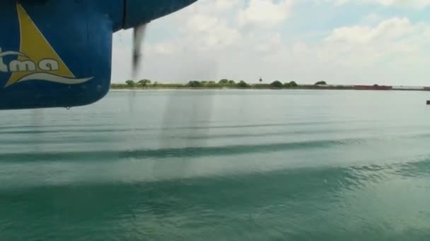 Schroef van de geel-blauwe vlak draait op de achtergrond van de Oceaan. — Stockvideo