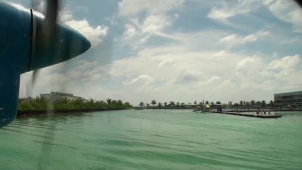 인도양에서 부두의 배경에 노란색-파란색 비행기의 스크류 회전 — 비디오