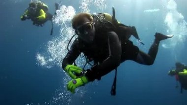 Scuba diver derin sualtı Yüzme.