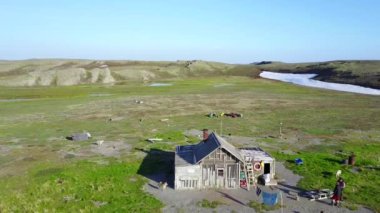 Çöl ıssız Vaygaç adada yalnız ev yakın kişi.