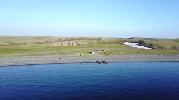 Люди біля самотній будинок на безлюдному острові Вайгач в пустелі n Північний Льодовитий океан. — стокове відео