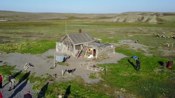 ロシア連邦 2017 砂漠の荒涼としたヴァイガチ島唯一の家の近くの人 背景の水の表面の上の野生動物 エコツー リズムの新しい地球の穏やかな大自然 無人機からの眺め — ストック動画