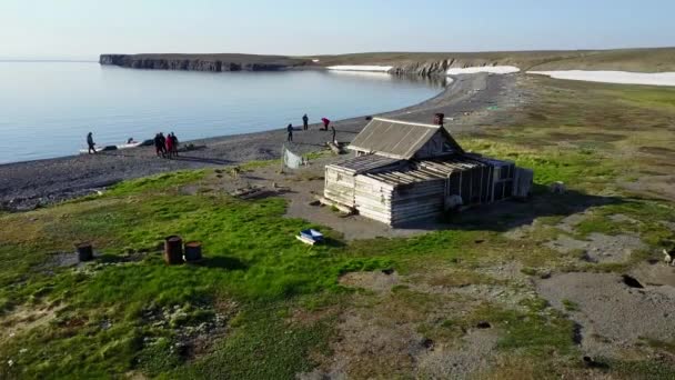 Люди біля самотній будинок на безлюдному острові Вайгач в пустелі. — стокове відео