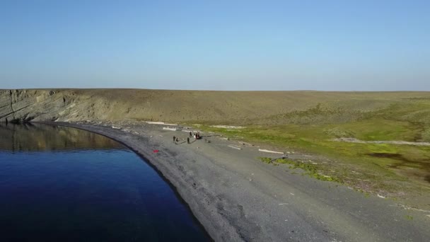 Az emberek a sivár Vaygach sziget a Jeges-tenger sivatagban. — Stock videók